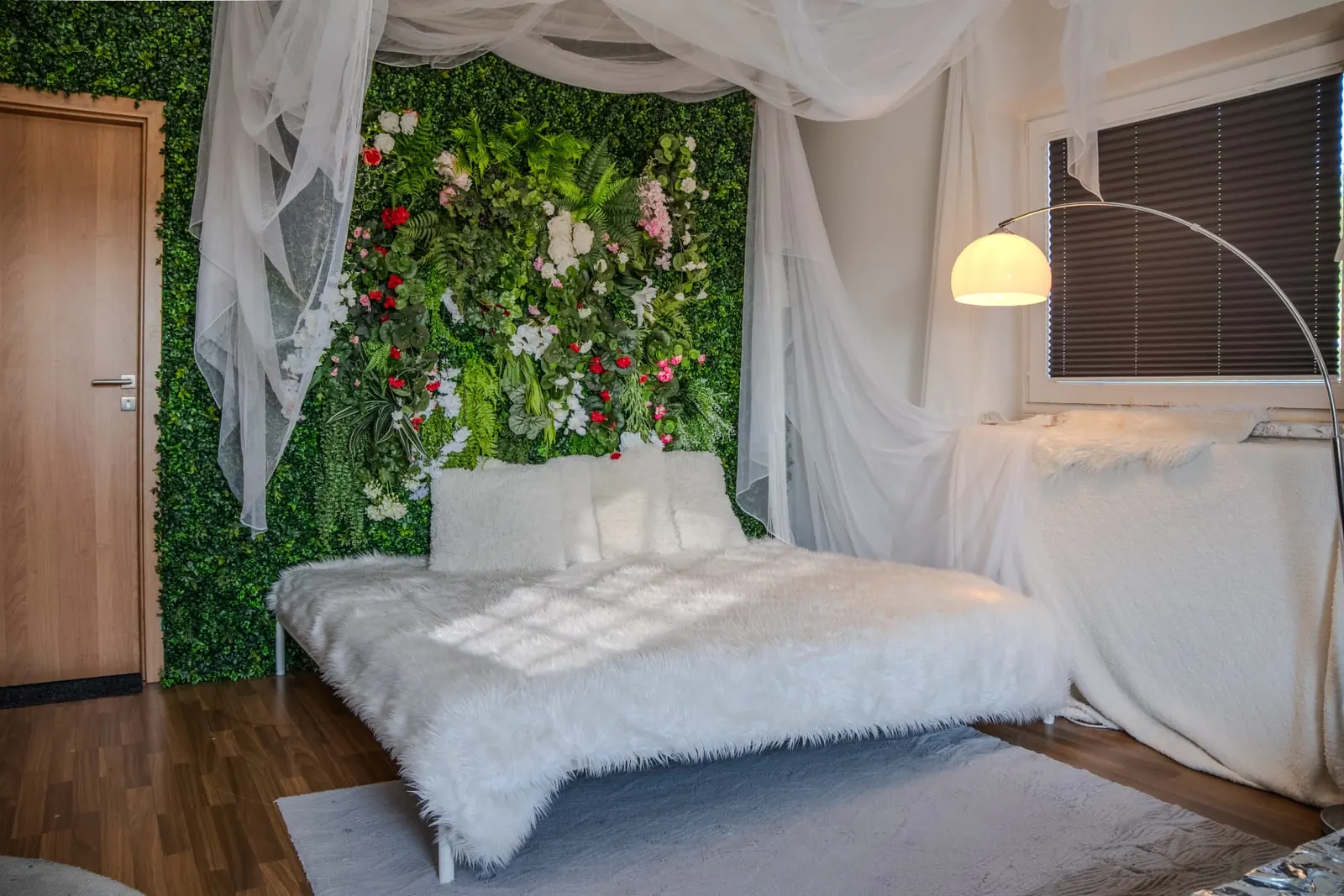 Scéna Floral — Květinová kulisa pro jemné a romantické focení.