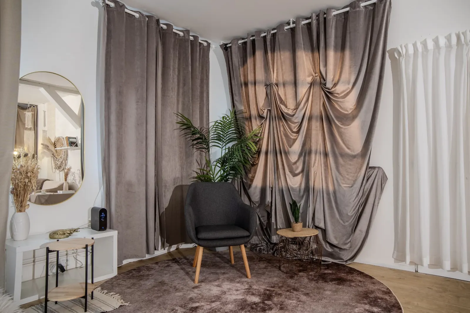 Scéna Elegant — Čistá a vznešená scéna pro portrét i fashion.