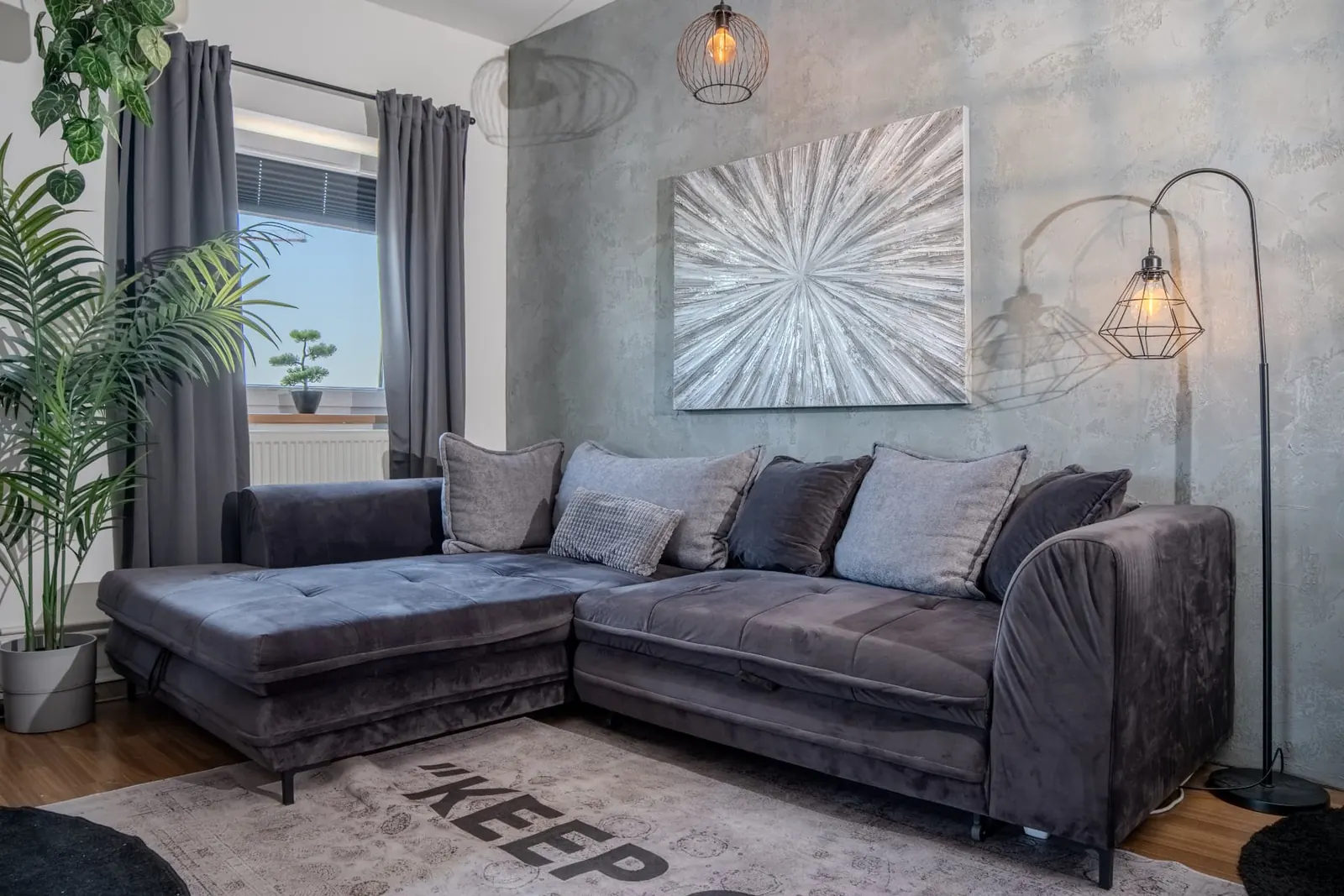 Scéna Boudoir — Intimní a smyslné prostředí.