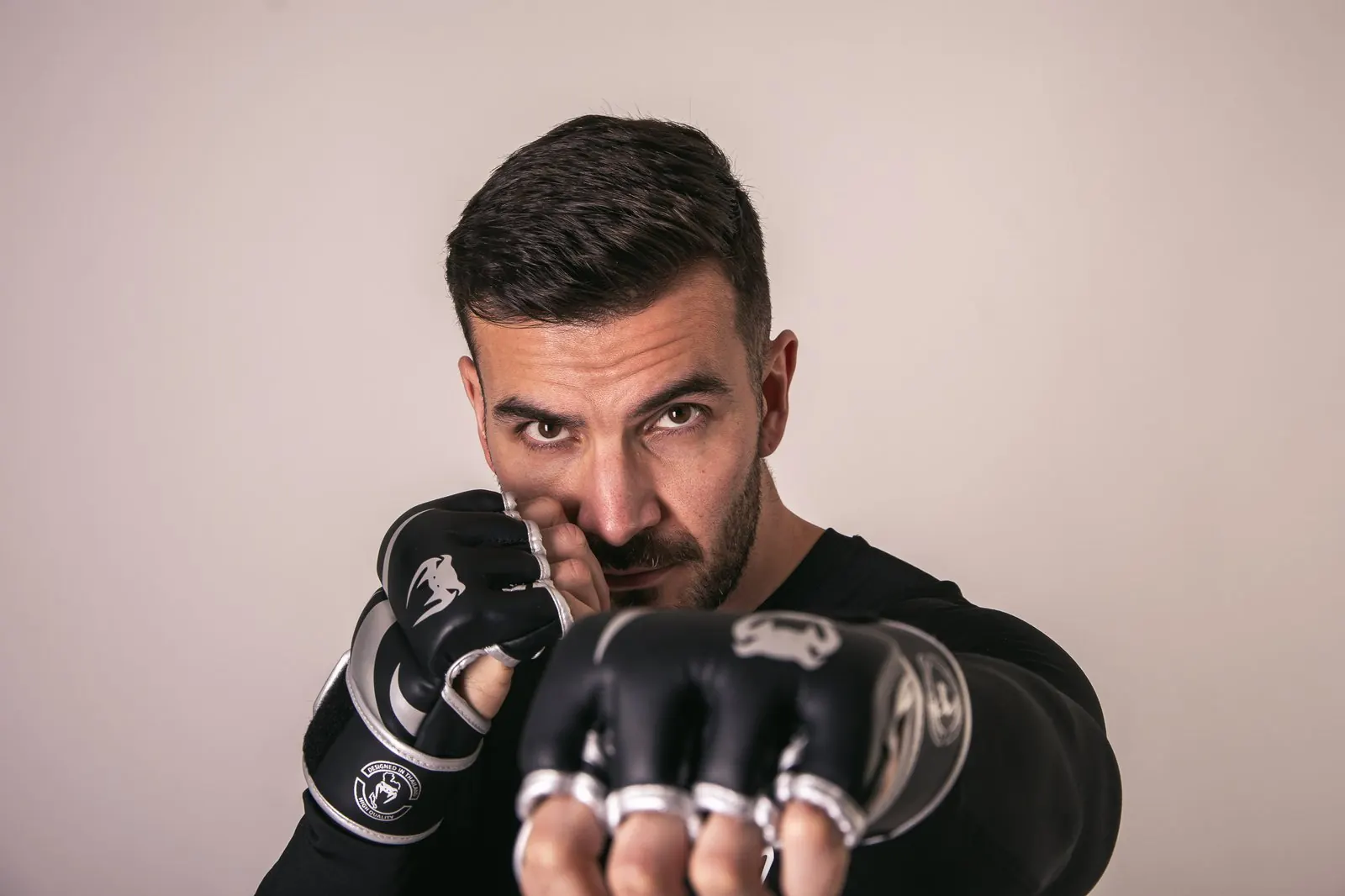 Sportovní portrét bojovníka v ateliéru